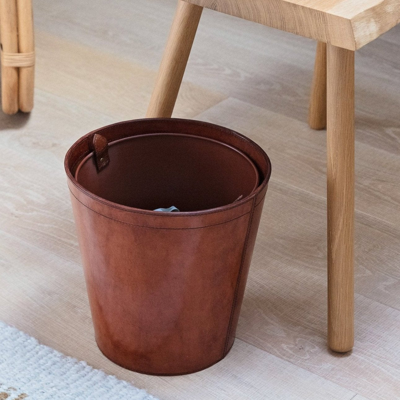 Round leather waste paper bin with removable metal liner for use in the home or office. Makes a practical gift for dad or to celebrate a new business.