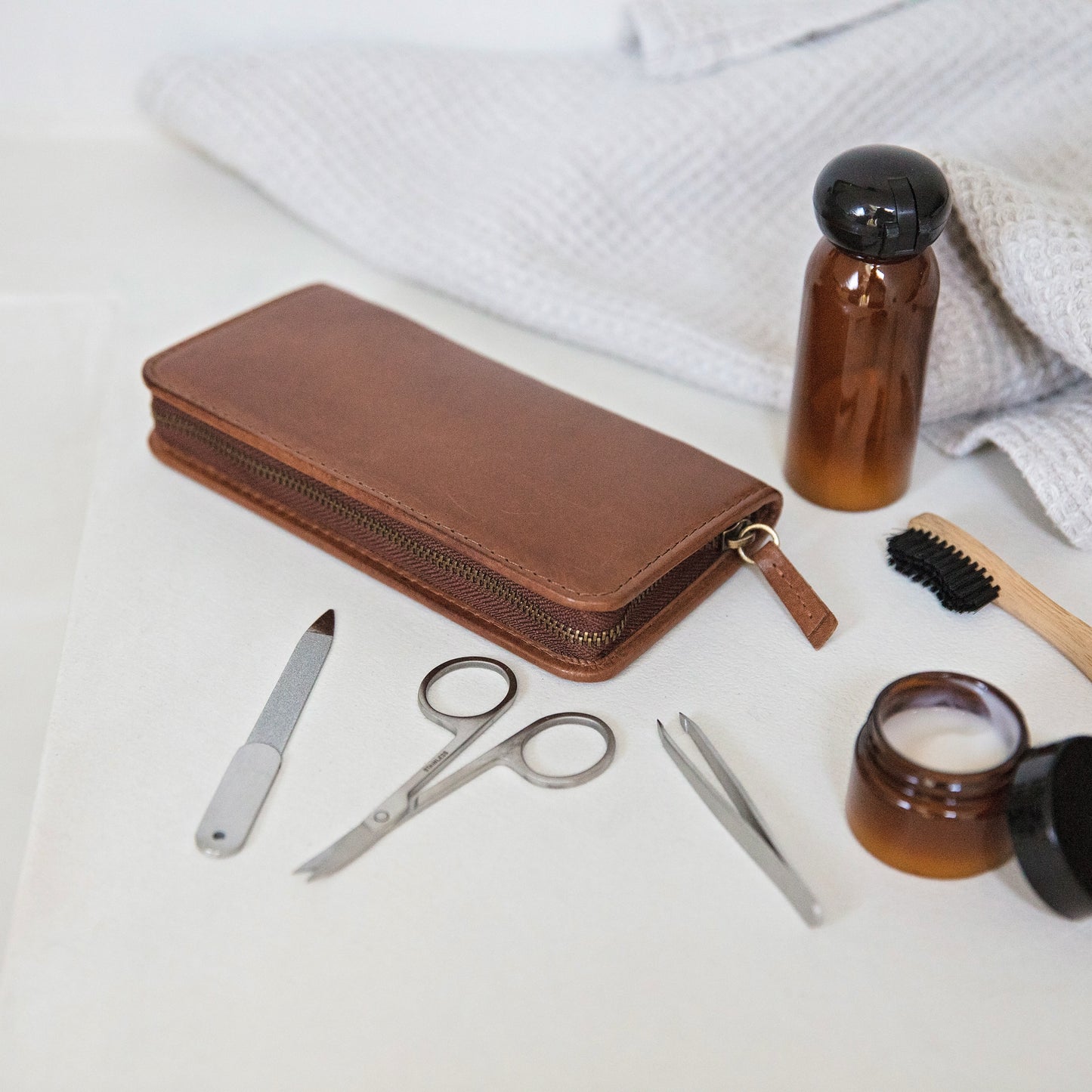 Men’s manicure set with nail clippers, in a stylish zippable soft tan leather case. Add a name or message to create a thoughtful leather anniversary gift for him or a personalised Father’s Day gift.