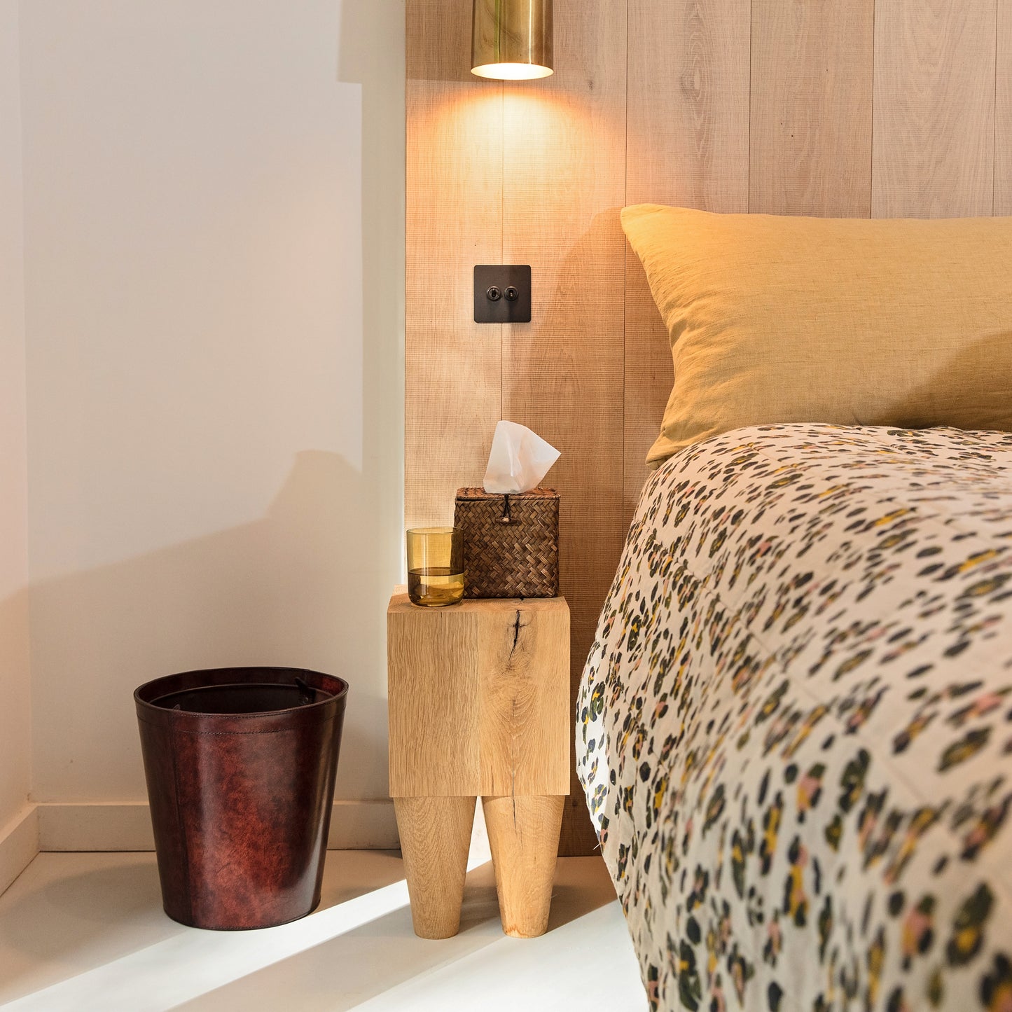 Round leather waste paper bin with removable metal liner for use in the home or office. Makes a practical gift for dad.