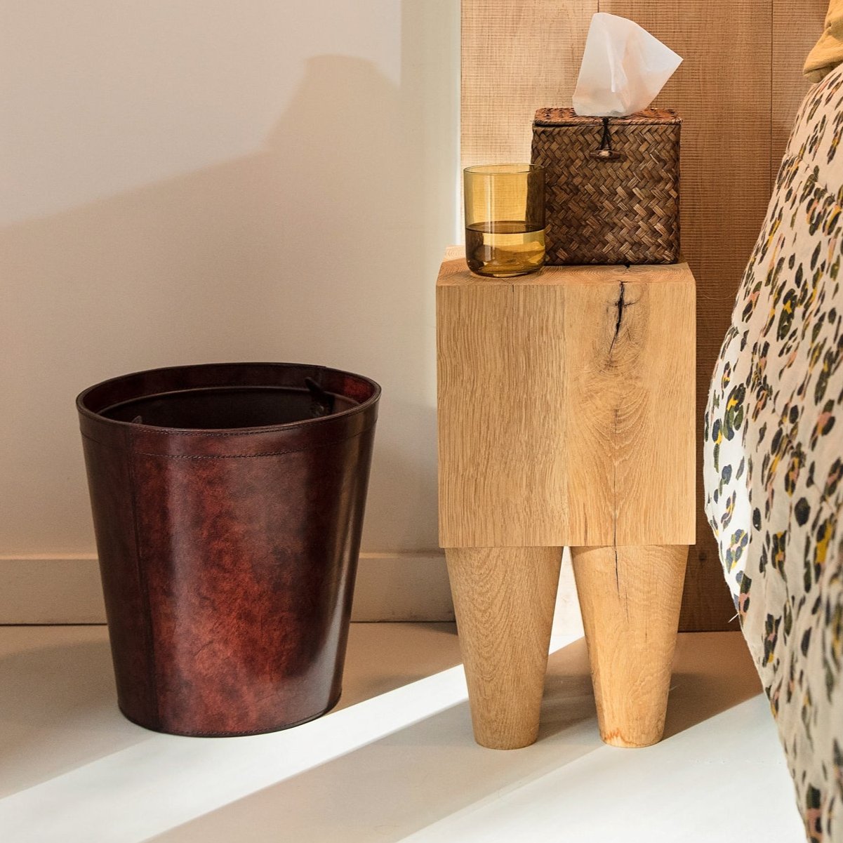 Round leather waste paper bin with removable metal liner for use in the home or office. Makes a practical gift for dad or to celebrate a new business.