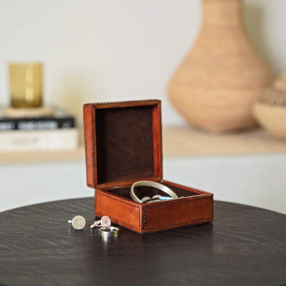 Square tan leather stud box lined with micro suede lined to keep cufflinks and rings safe or to present something special in. Personalise for a thoughtful wedding anniversary or Father’s Day gift.